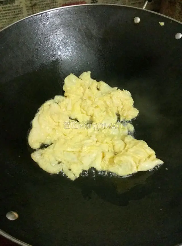 干锅放油，倒入蛋液，待蛋液凝固，盛出备用