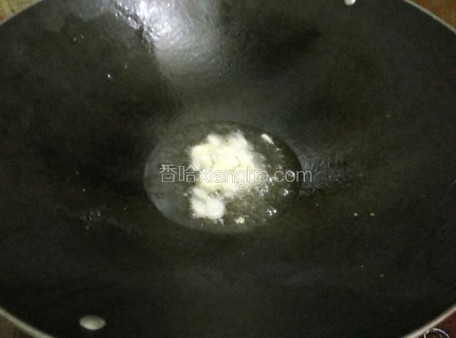 另起锅放油烧热，爆香蒜泥