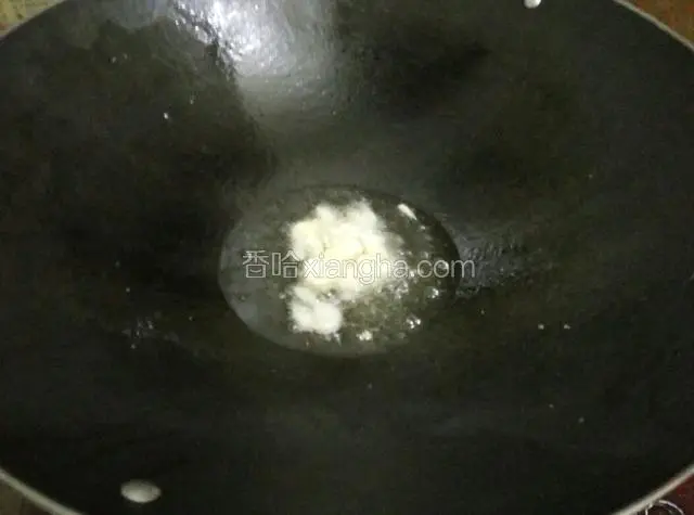 另起锅放油烧热，爆香蒜泥