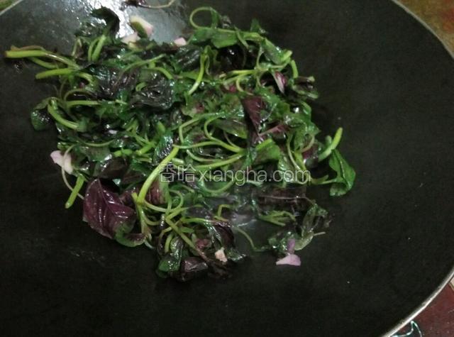 将苋菜放进去炒软