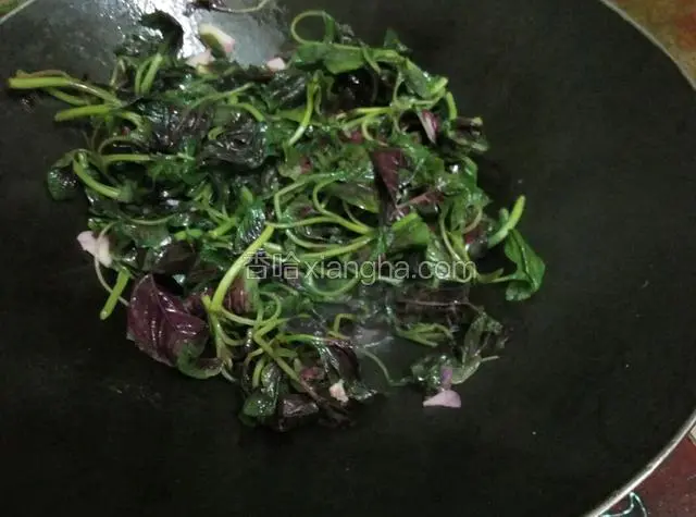 将苋菜放进去炒软