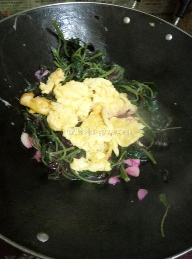 倒入鸡蛋一起翻炒均匀，临出锅前加适量食盐进行调味即可
