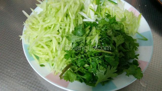 黄瓜去皮切丝，香菜，葱切末