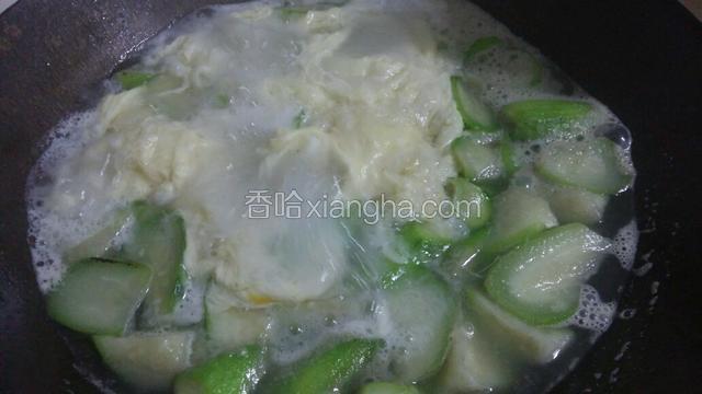 水开之后倒入蛋液煮开，同时加入适量盐，香菜葱花，香油，枸杞出锅即可