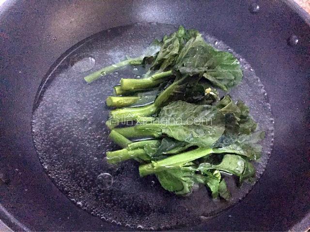 锅中倒入适量的清水烧开后放入油和盐，再放入芥兰焯熟