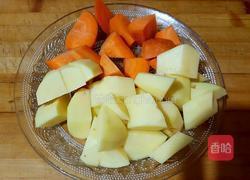 胡萝卜土豆炖排骨的做法图解1