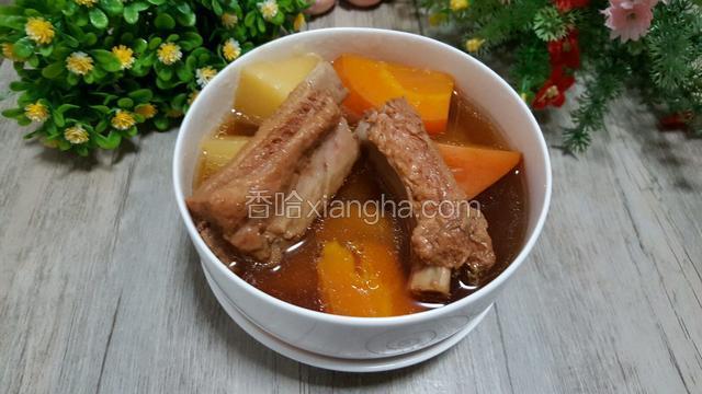 这是出锅的胡萝卜土豆炖排骨！香香哒！