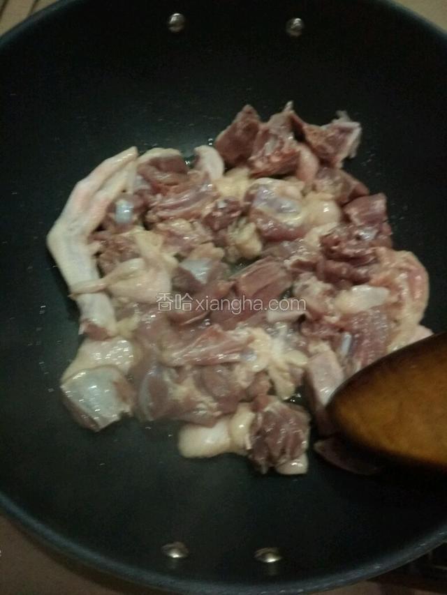 热锅放油，油热了下鸭肉翻炒