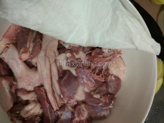 腌好的鸭肉倒掉料酒，用厨房纸擦干料酒和水分