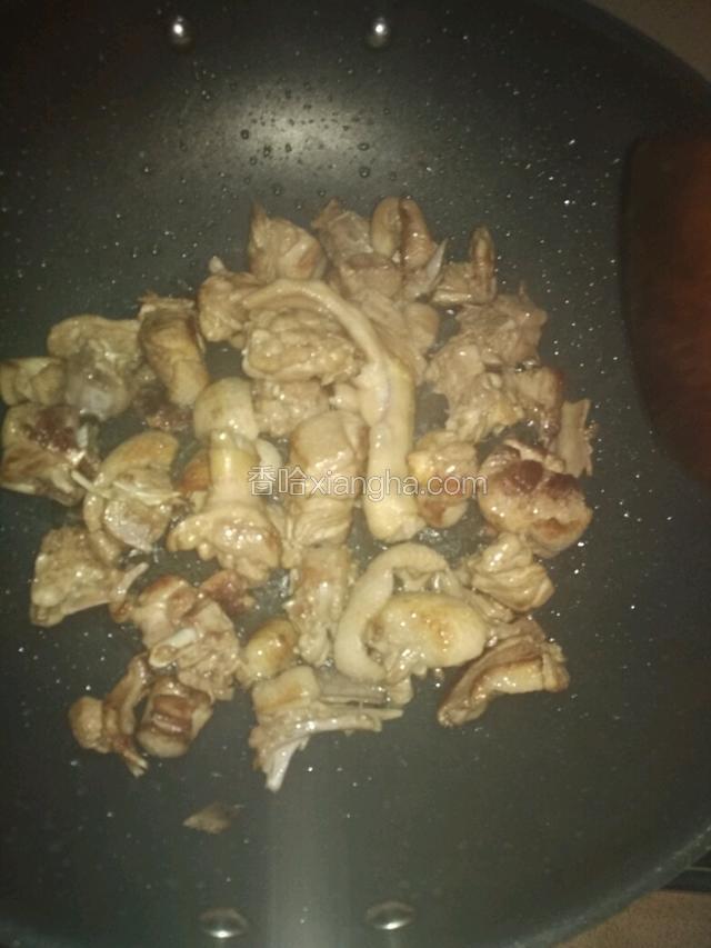 炒至鸭肉出油有点焦的感觉