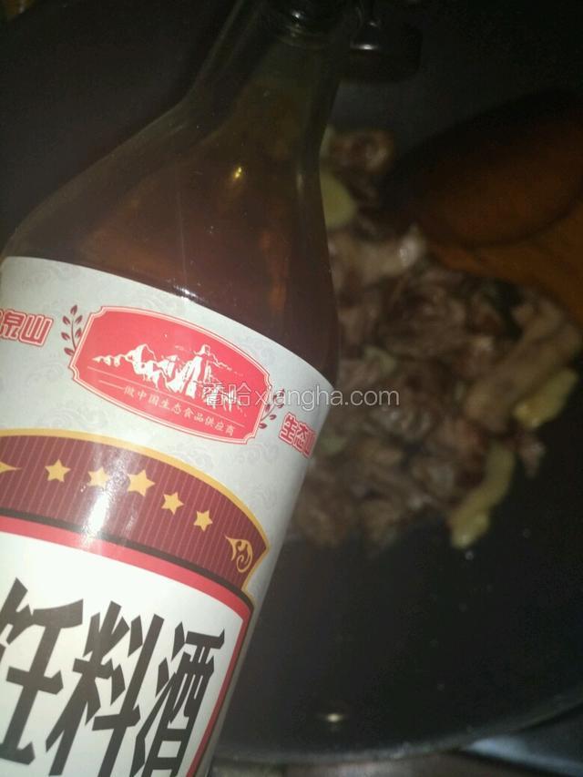 这时鸭肉差不多已经熟了但是不够酥烂，再加入料酒、生抽、老抽、冰糖翻炒一下