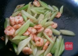 芹菜虾仁的做法图解6