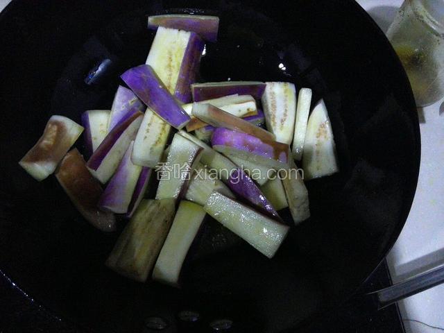 锅中多倒入一些油，煎炒茄子（大火快速翻炒），茄子炒软微微变色盛出