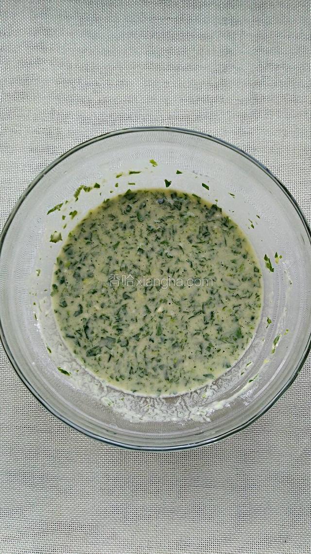 将芹菜叶和鸡蛋液倒入一个大碗中，加入面粉和水调成无颗粒的面糊，最后调入适量盐搅拌均匀。