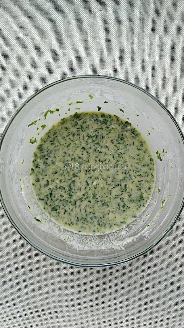 将芹菜叶和鸡蛋液倒入一个大碗中，加入面粉和水调成无颗粒的面糊，最后调入适量盐搅拌均匀。