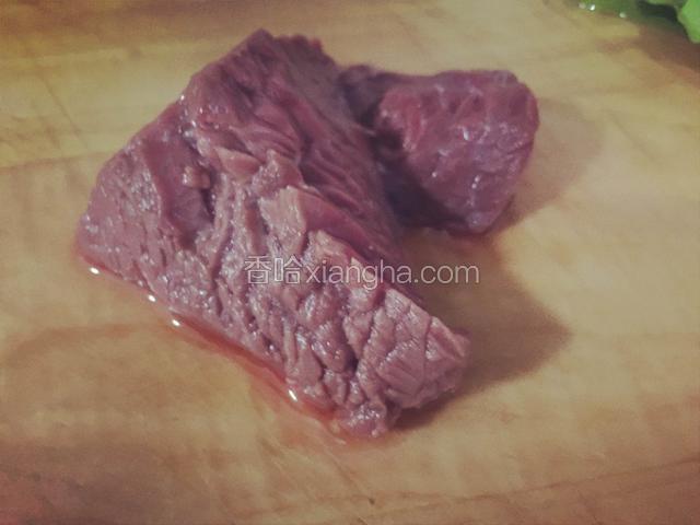 牛肉是用的新鲜牛肉、洗净切片