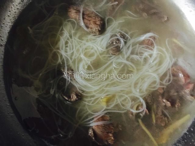 锅中放人鸭汤煮开米粉煮至六分钟在加入牛肉煮二分钟、鸭汤本身是有盐味的啦盐就不需要放了.