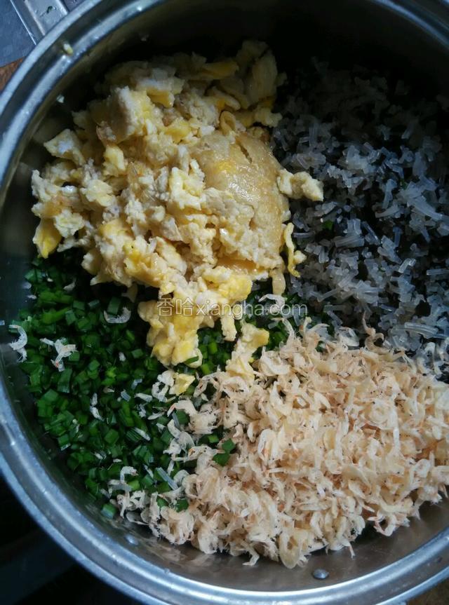 韭菜里分别放上虾皮，鸡蛋，粉条，木耳