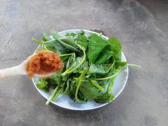 将地瓜叶洗净后稍微沥下水分，然后加入肉味调味料和糖，胡椒粉搅拌均匀