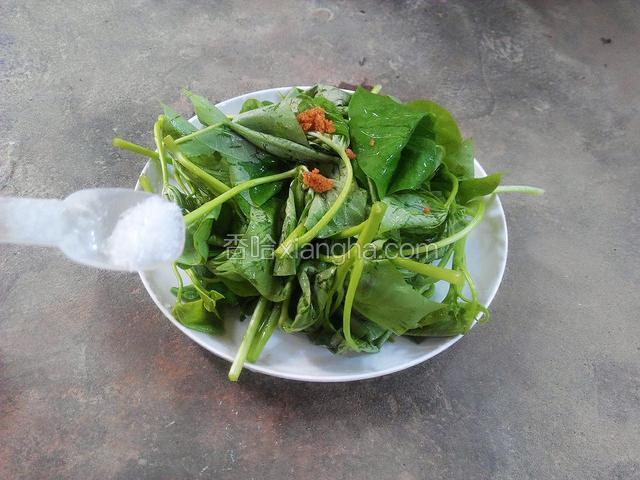然后加入鸡精再翻拌均匀