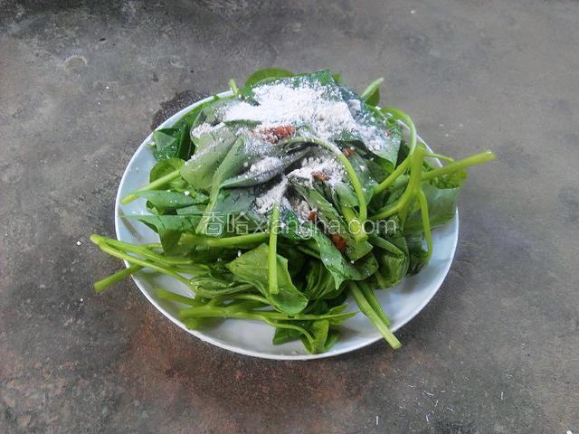 然后加入面粉再次搅拌均匀后大火烧开蒸15分钟左右即可出锅