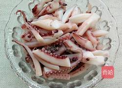 西芹炒鱿鱼的做法图解1