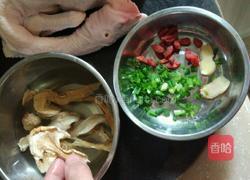 松茸炖鸡的做法图解1