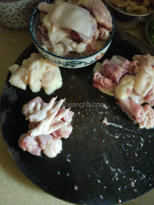 把鸡肉剁克了，拿300克左右的鸡肉出来炖汤！