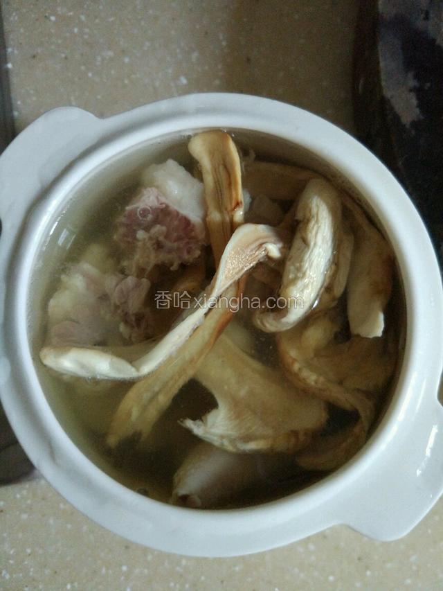 除了葱和枸杞外，其他食材全部放炖盅里，放适量的水！