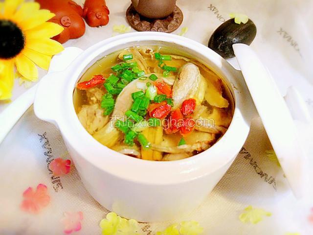 端出来，小心烫到手！放适量的盐和鸡精调味，把枸杞放入，撒点葱，的时候拌均匀，即可！