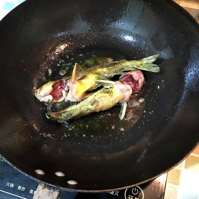 热锅放油，温热八成热把鱼放进锅里煎，稍稍两面煎一下就可以