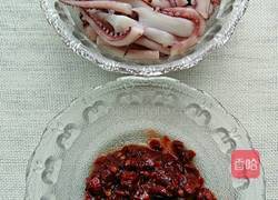 豆瓣酱爆鱿鱼的做法图解1