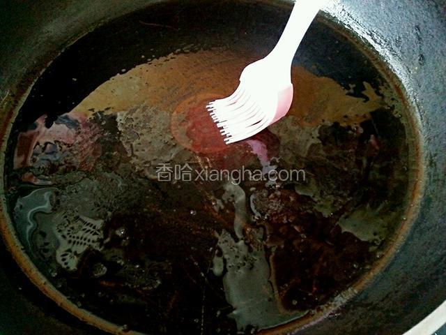 平底锅刷一点油。