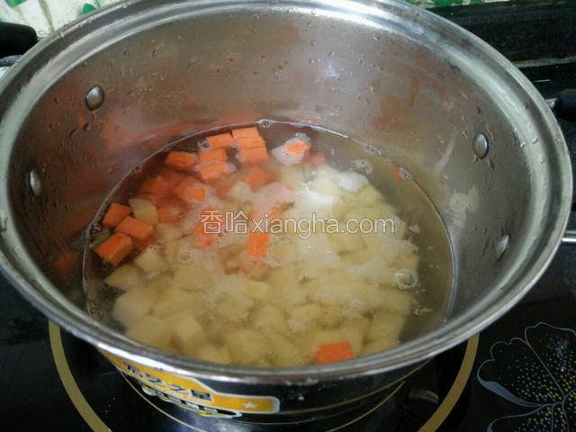 土豆和胡萝卜丁下开水中焯烫3分钟捞出拔凉