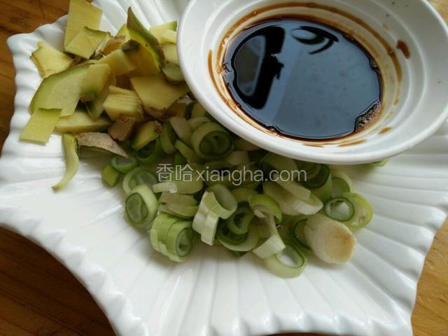准备好葱花姜，碗汁调好，调到白糖融化