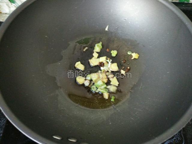 锅里油烧热，放葱姜爆香锅
