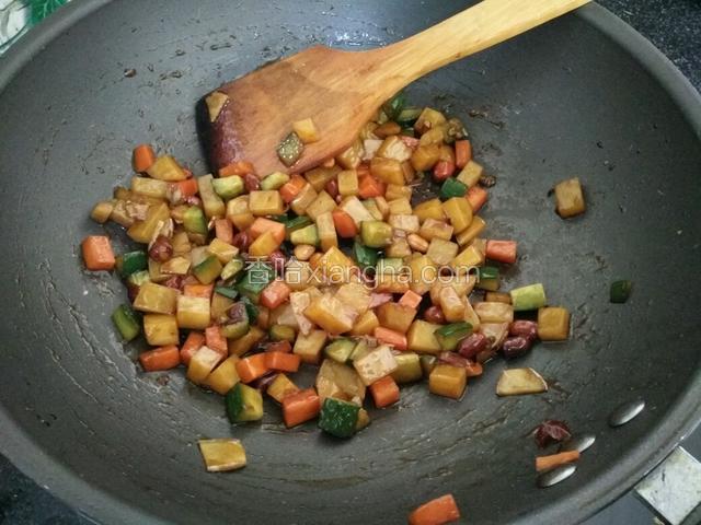 最后放进油炸花生米翻炒，放一勺蚝油拌炒匀，最后水淀粉勾芡
