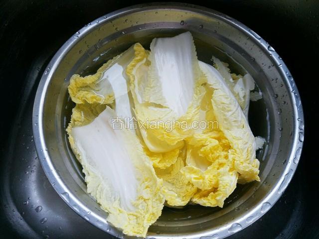将娃娃菜洗干净。
