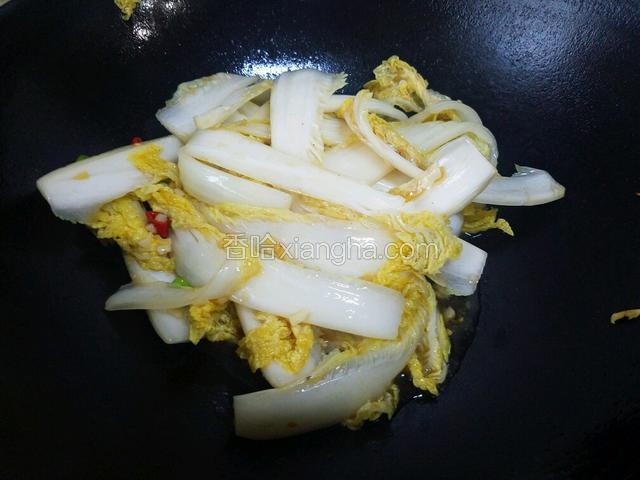 炒好的娃娃菜。