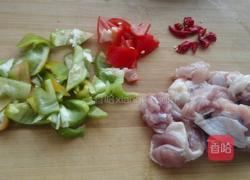 青椒炒鸡块的做法图解1