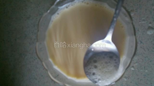 用勺子撇去浮沫