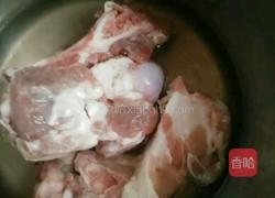 大骨汤的做法图解1