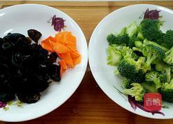 西兰花拌木耳的做法图解1