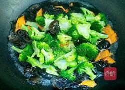 西兰花拌木耳的做法图解3