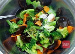 西兰花拌木耳的做法图解4