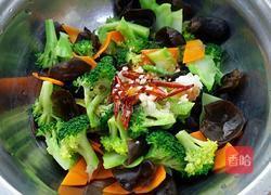 西兰花拌木耳的做法图解8