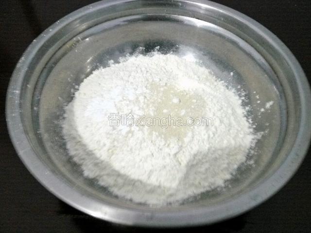 面粉放入盆内