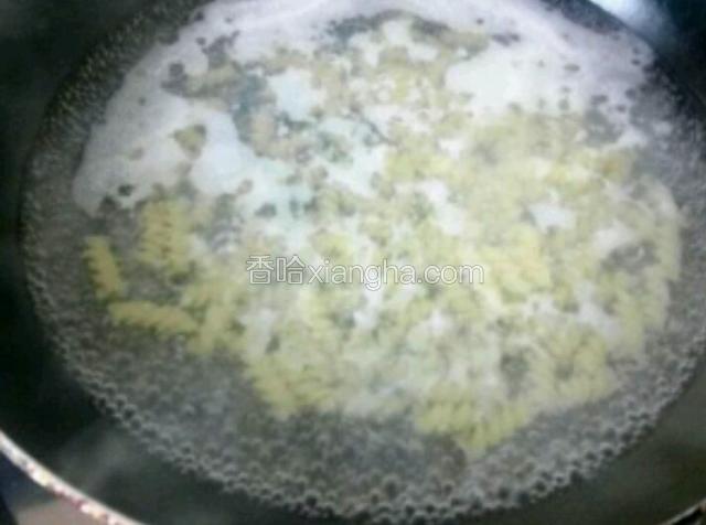 意面煮盐水8分钟，不要盖锅盖，煮面的同时配菜切丁
