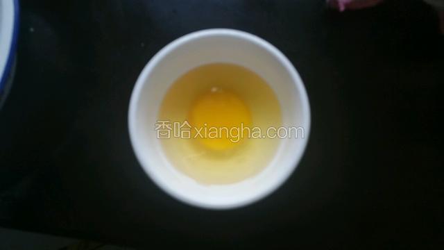 鸡蛋磕在碗里备用
