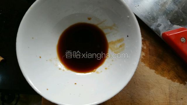 倒入酱油和葱花翻炒几下